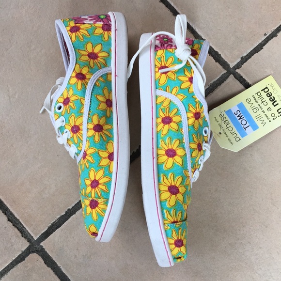 🎉🎊Host Pick🎊🎉 NWT TOMS canvas sneakers - Picture 2 of 7